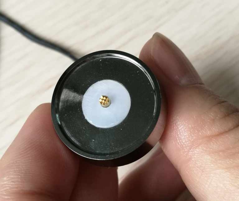 A magnetic reader with weak magnetic strength